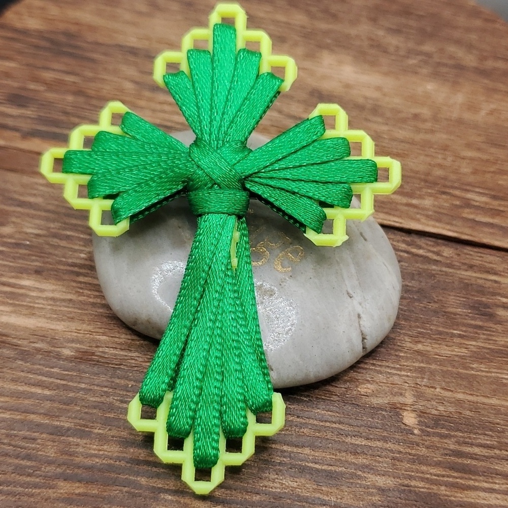 B701 woven knitted cross brooch vintage green‎